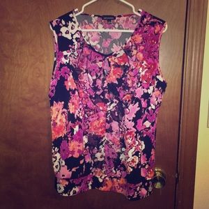 Beautiful floral and ruffle tank, sz L